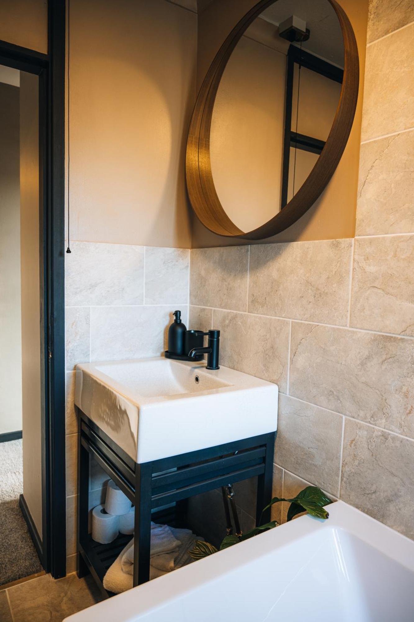 The Hideaway - Upon Avon - - Free Offstreet Parking - 2 Bedroom Luxury *